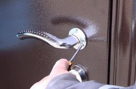 Замена дверной ручки металлической двери в Улан-Удэ